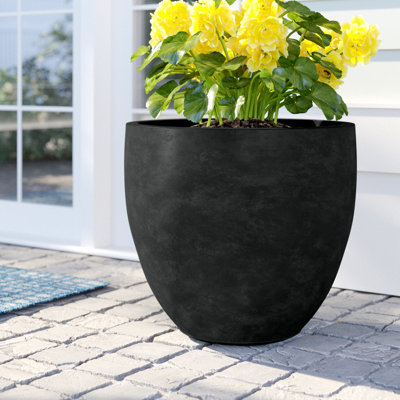 Pot à fleurs noir avec trou de drainage de 17,5 po de diamètre Acushnet