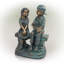 Statue de jardin de 40 cm représentant une fille et un garçon assis sur un banc avec un chiot