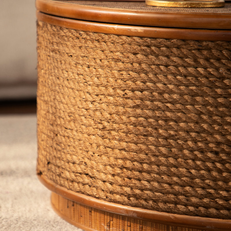 Table basse ronde avec espace de rangement caché, bordure en corde de chanvre tissée à la main, look chic pour les salons confortables, cadre renforcé stable, aucun assemblage requis, ton de bois naturel, style de produit moderne, et