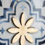Décoration murale 9,5 x 9,5 fleurs blanches et bleues, art mural sur toile florale bleue