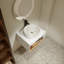 Meuble-lavabo flottant avec lavabo vasque à motif sable doré et tablette ouverte-129374071