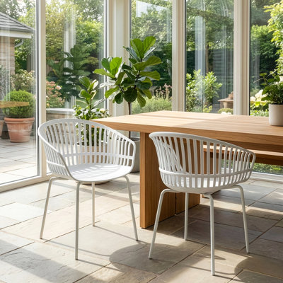 Chaise en plastique avec dossier à lattes et pieds en fer