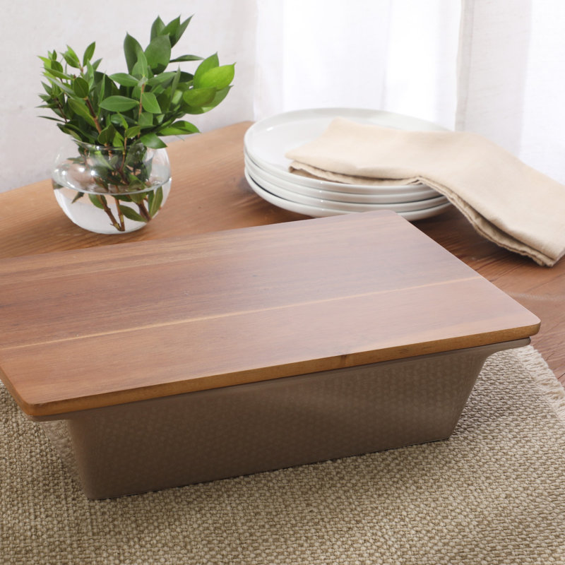 Plat de cuisson en grès de 2,75 pintes de 13,5 po x 8,5 po avec couvercle en bois d'acacia Gibson Elite, 13,5 po x 8,5 po