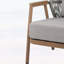 Fauteuil club d'extérieur en corde avec structure au fini teck et coussin texturé taupe, durable et confortable pour tout patio