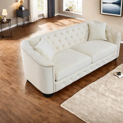 Canapé Chesterfield beige 3 places en velours capitonné à assise profonde, salon moderne