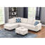 Canapé d'angle en forme de L avec rangement intégré beige, 4 places pour recevoir des amis, deux coussins décoratifs, accoudoirs arrondis, capitonnage discret, garniture cloutée, structure en bois massif et composite, rembourrage en mousse, assise à huit points nouée à la main.
