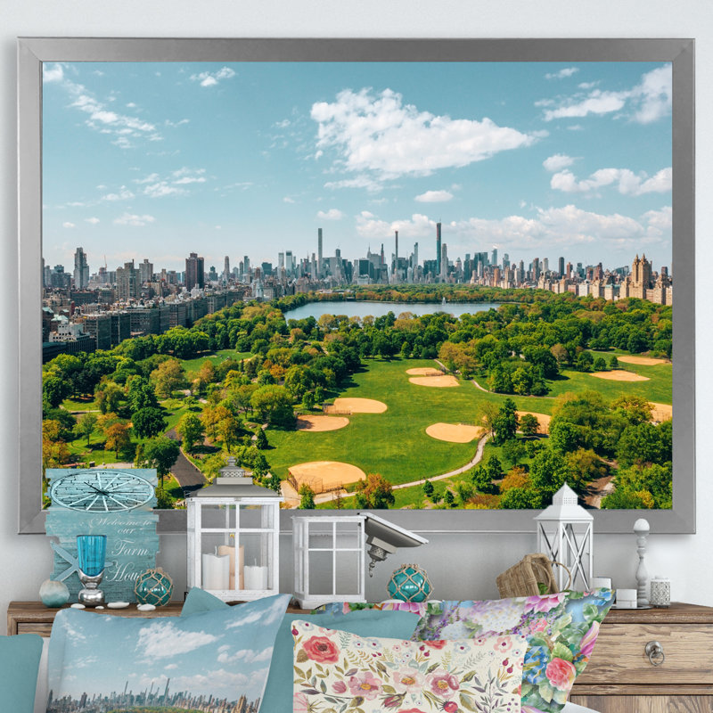 «Futuristic Golf in Central Park», reproduction sur toile, H 30 po x l 40 po x P 1,5 po, Cadre photo argenté