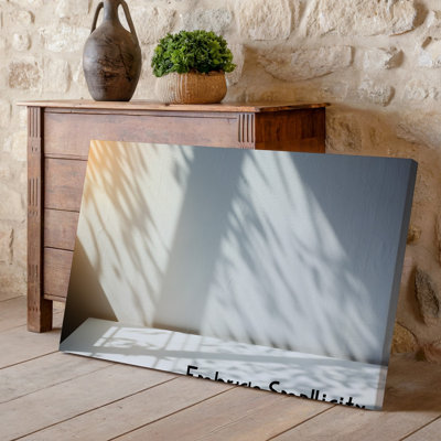 Toile, une scène d'intérieur minimaliste sereine avec un art mural de couleur lisse et douce qui projette des ombres douces d'une fenêtre invisible