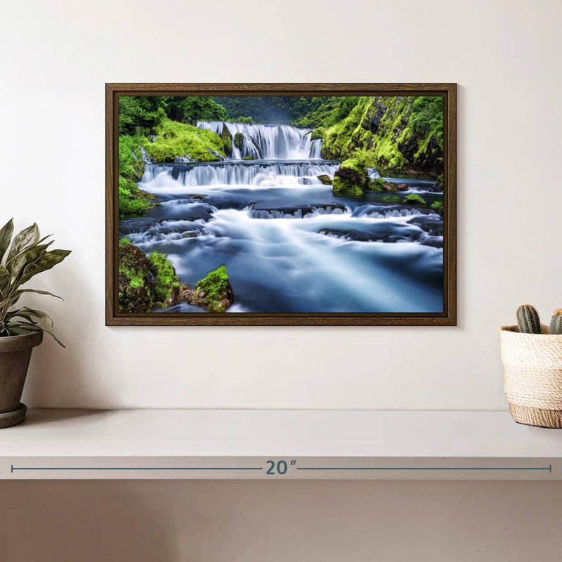 Belle cascade, 13 po x 9 po, Cadre flottant noyer