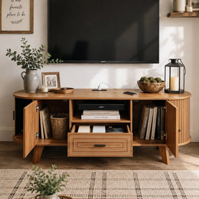 Meuble télé pour téléviseurs jusqu'à 65 pouces avec station de charge, placard à portes coulissantes et tiroirs de rangement, console multimédia en bois imitation noyer pour salon, style campagnard