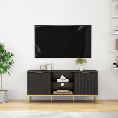 Meuble télé de style Mid-Century moderne pour 50 téléviseurs à écran plat de 59 pouces avec portes ondulées, poignées dorées, charnières à fermeture en douceur, rangement ouvert et flexible, décor noir et doré dans le salon principal