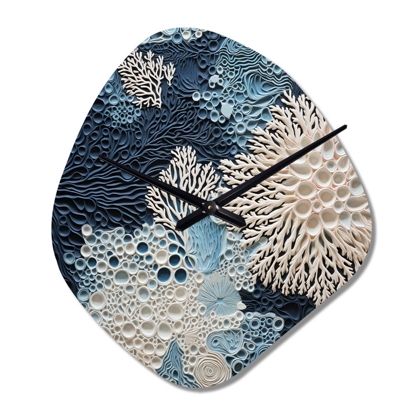 Collage sous l'eau de coraux bleus et blancs - horloge murale côtière en métal de forme unique, impression d'horloge murale asymétrique