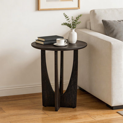 La table de bout ronde en bois massif naturel de 25 po avec pieds croisés marie les styles moderne et campagnard pour le salon et la chambre à coucher