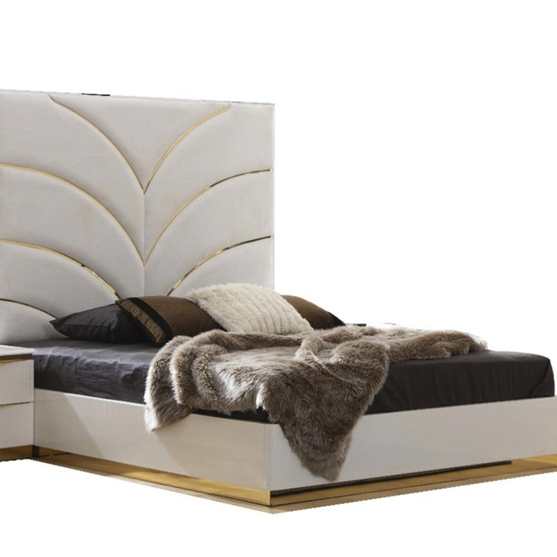 Lit de luxe très grand avec revêtement blanc et motif géométrique doré, cadre moderne exquis pour chambre à coucher avec base en métal massif à motif, pièce maîtresse