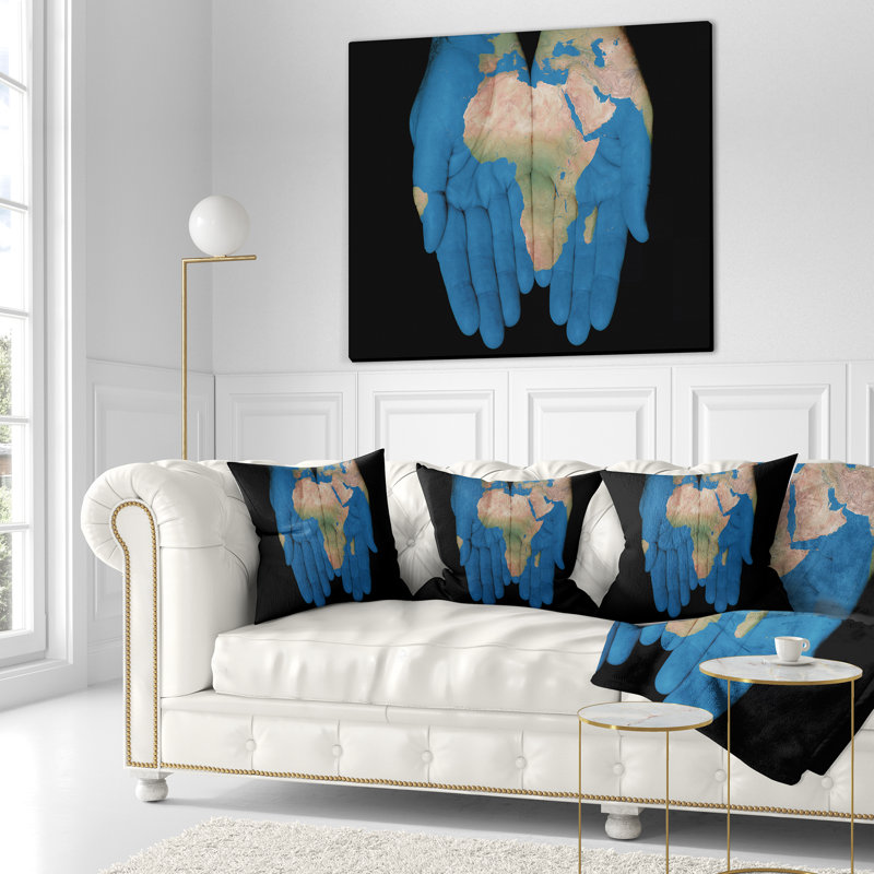 Coussin imprimé de carte d'Afrique dans nos mains - cartes et drapeaux, 16 po x 16 po, Coussin décoratif