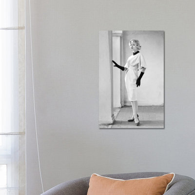 1960S Élégante femme blonde vêtue d'une robe avec de longs gants drapés - Photographie sur toile tendue