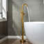 Robinet de baignoire autoportant monocommande à fixation au sol avec douche à main-50320439