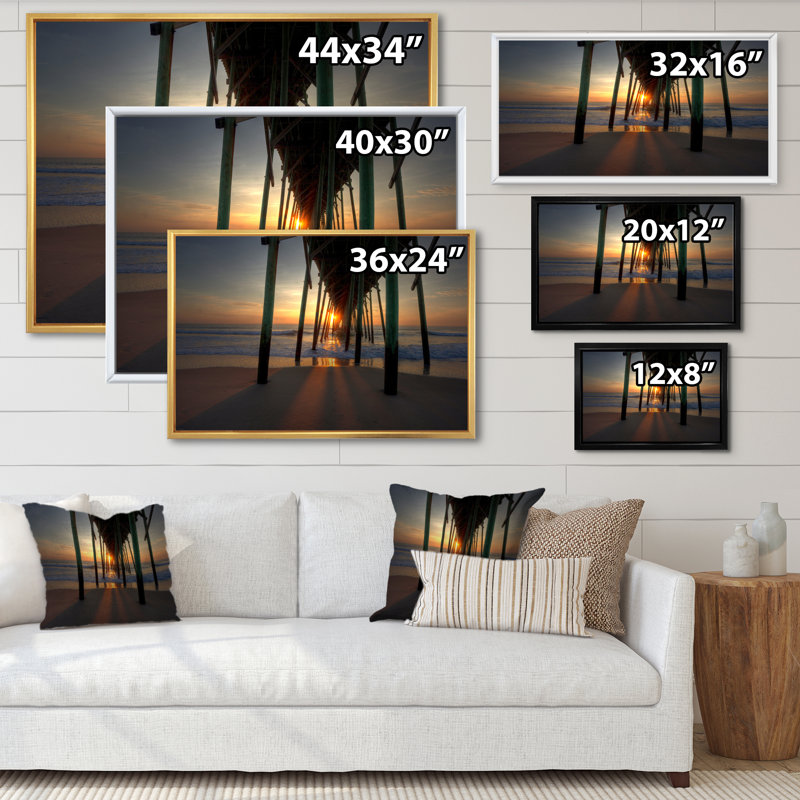 «Sunrise By The Pier» - Art sur toile nautique et côtier, H 40 po x l 30 po x P 1,5 po, Cadre flottant doré