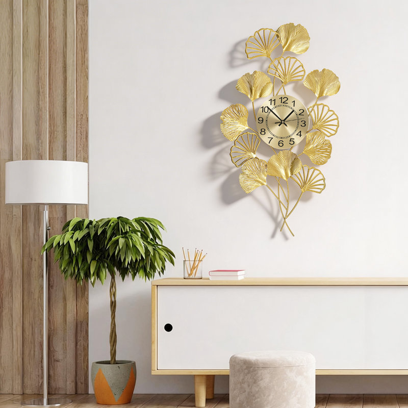 Horloge murale moderne en métal doré à motif feuille de ginkgo (21,65 x 35,43 po)