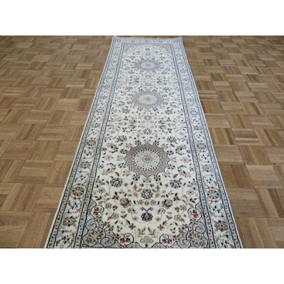 Tapis de Tapis décoratif couloir noué à la main Ivoire 2 pi 8 po x 7 pi 11 po Annjane