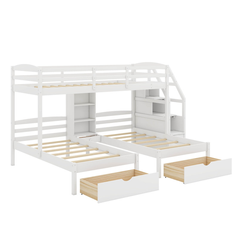 Structure de lit superposé triple en bois avec escalier, tiroirs de rangement et tablettes intégrées, configuration simple sur simple