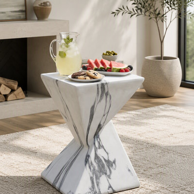 Table d'appoint moderne d'extérieur en béton de 47 cm (18,5 pouces), table de bout de patio au design cannelé sculptural, table d'appoint minimaliste géométrique résistante aux intempéries pour jardin, balcon et piscine