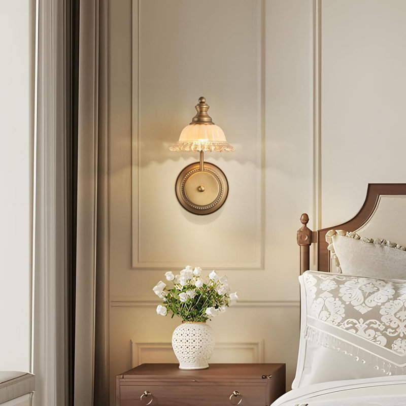 Applique murale de style rétro avec finition en laiton et abat-jour en verre pour éclairage de meuble-lavabo, luminaire à une ampoule