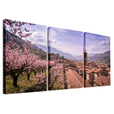 «Cherry Blossom Trees Over Stone Village», ensemble de 3 toiles