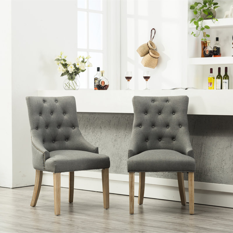 Fauteuil à oreilles gris à 2 boutons gris - structure en bois massif avec garniture cloutée et deux têtes magnifiques, Gris