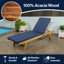 Chaise longue d'extérieur en bois d'acacia avec coussin bleu marine et roulettes Mall Mall-335429783
