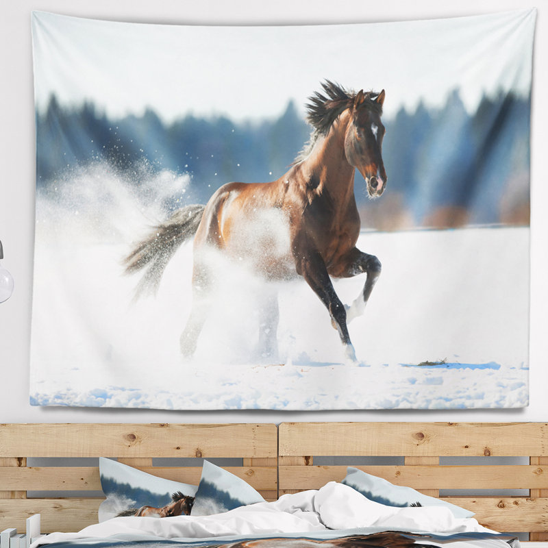Cheval qui court en tapisserie hivernale, H 32 po x l 39 po
