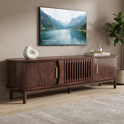 Meuble télé de style ferme moderne pour téléviseurs de 75 pouces, centre multimédia en bois avec armoire de rangement et pieds en bois massif pour salon ou chambre.
