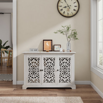 Buffet/console de style ancien avec 3 portes sculptées, idéal pour la cuisine, la salle à manger, le salon ou le couloir.