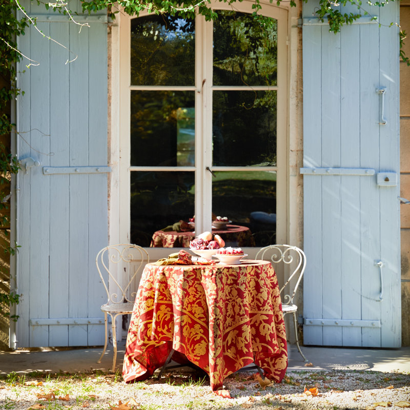 Saint-Rémy DOr Handmade Floral Tablecloth, Rouge