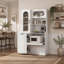 Armoire de cuisine autoportante haute avec porte vitrée cintrée, porte relevable et tablettes réglables pour un rangement efficace