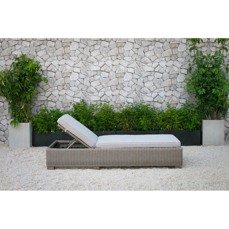 Outdoor Single chaise with Cushions