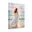 Femme de Saint-Valentin en robe blanche marchant sur la plage au coucher du soleil-1796354369