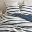 Édredon rayé à 3 teintes pour lit double / grand lit, aspect froissé doux, rembourrage intégral, revers en microfibre brossée, esthétique côtière contemporaine bleue,-131527614