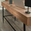 Bureau en L avec finition brune et accents noirs, avec surface de travail spacieuse, gestion des câbles intégrée et grand espace de rangement pour l'efficacité du bureau à domicile