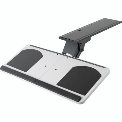 Plateau de clavier argenté sous le bureau