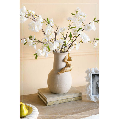 Vase décoratif 6,9 x 6,9 x 11,4 "avec figurine dorée abstraite
