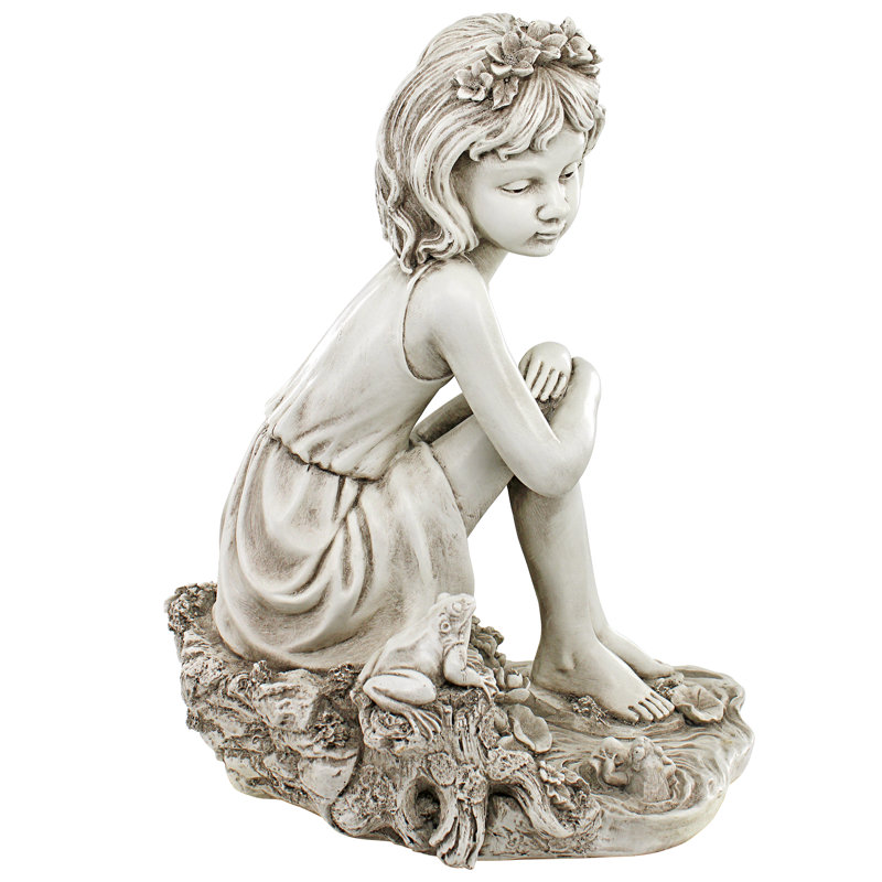 Statue de petite fille faisant une pause près de l'étang
