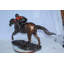 Statue de course de chevaux en bronze avec jockey en uniforme rayé 50 po x 14 po x H 29 po