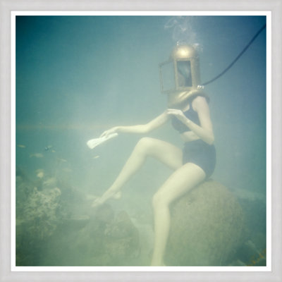 «Model Underwater» par Richard Rutledge - Photographie encadrée sur papier