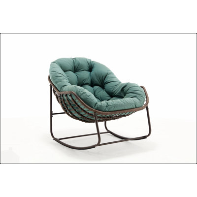Fauteuil à bascule surdimensionné en osier avec coussin épais, idéal pour la détente et le style intérieur et extérieur