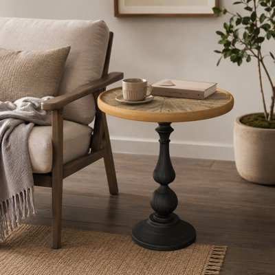 Table de bout à piédestal de style champêtre français 19,9 po, plateau d'aspect bois vieilli avec base sculpturale noire, petite table d'appoint pour le salon ou la chambre à coucher, bois naturel