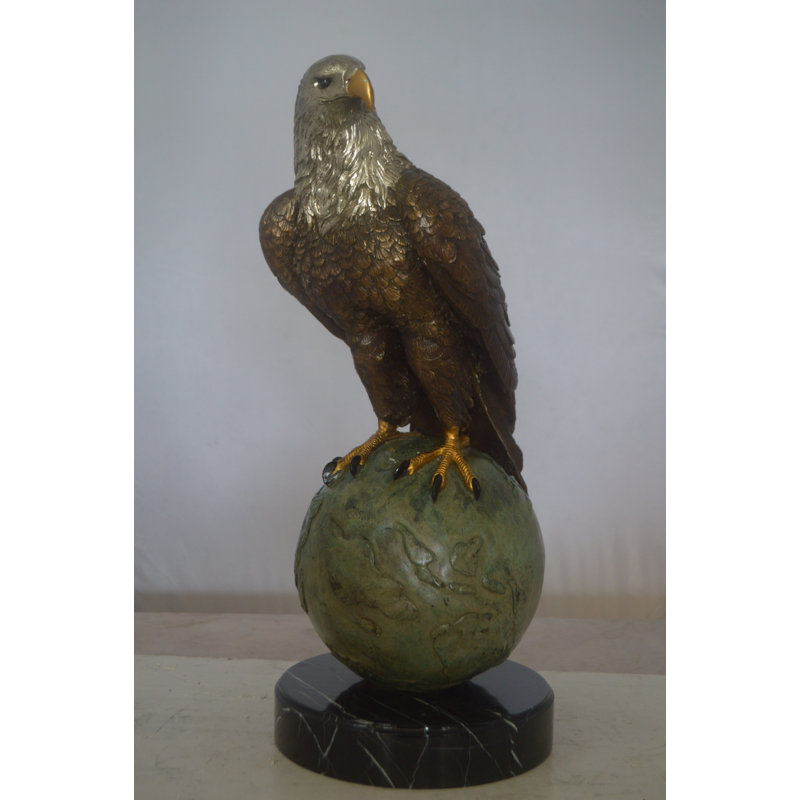 Statue Jager chauve debout sur un globe en bronze - Taille: L 17 po x l 9 po x H 23 po.
