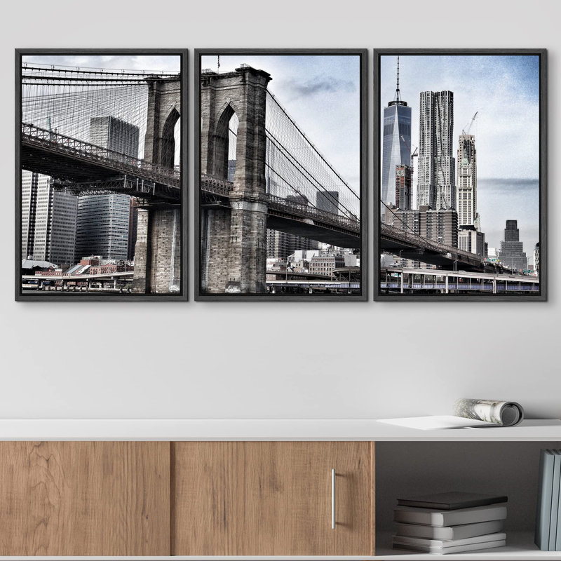 «Brooklyn Bridge in Vintage Gray New York City Buildings», art contemporain moderne encadré, Cadre flottant noir
