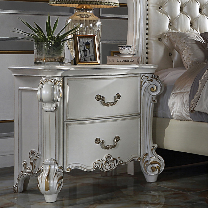 Table de chevet 2 tiroirs avec pieds volutes surdimensionnés, perle antique