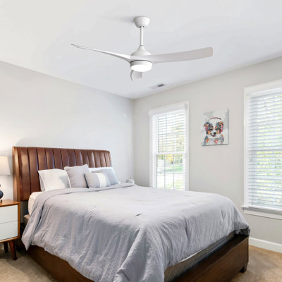 Ventilateur de plafond moderne de 52 pouces avec lumière DEL de 18 W et télécommande avec moteur à courant continu réversible à 3 pales